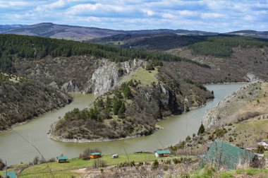 Sırbistan 'daki sınırlarıyla nehir kanyonu vadisi Uvac' ta özel doğa rezervi. Yüksek kalite fotoğraf