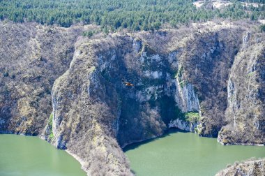 Sırbistan 'daki sınırlarıyla nehir kanyonu vadisi Uvac' ta özel doğa rezervi. Yüksek kalite fotoğraf