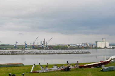 Sırbistan 'ın Smederevo kentindeki Tuna Nehri Limanı' ndaki gemiler ve mavnalar. Yüksek kalite fotoğraf