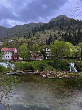 Bosna-Hersek 'in Mostar kentindeki şelale ve nehir. Yüksek kalite fotoğraf