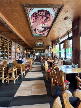 Smederevo 'daki Tuna Nehri kıyısındaki Park Restoranı. Geleneksel Sırp mutfağı.