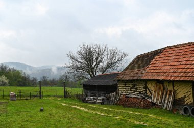 Bölge Belgrad - Bor ve Krepoljin - Despotovac karayollarının kesiştiği noktada, Petrovac na Mlavi 'ye 25 km, Pozarevac' a 62 km, Bor 'a 70 km ve Despotovac' a 35 km uzaklıkta yer alıyor. Şey...