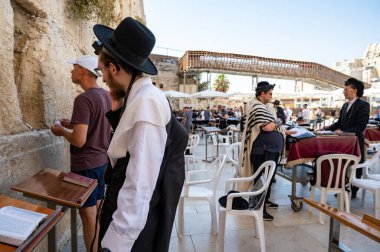 Kudüs, İsrail - 1 Eylül 2023 Ağlama Duvarı, inananlar dua eder. Yüksek kalite fotoğraf