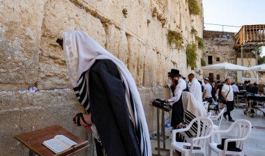 Kudüs, İsrail - 1 Eylül 2023 Ağlama Duvarı, inananlar dua eder. Yüksek kalite fotoğraf