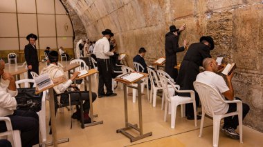 Kudüs, İsrail - 1 Eylül 2023 Ağlama Duvarı, inananlar kapalı alanlarda dua ediyorlar. Yüksek kalite fotoğraf