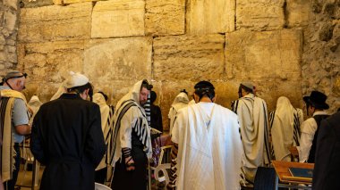 Kudüs, İsrail - 1 Eylül 2023 Ağlama Duvarı, inananlar kapalı alanlarda dua ediyorlar. Yüksek kalite fotoğraf