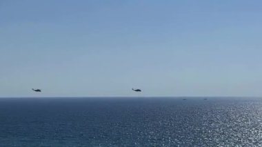 Deniz kıyısında dört helikopter uçuyor. Yüksek kalite 4k görüntü