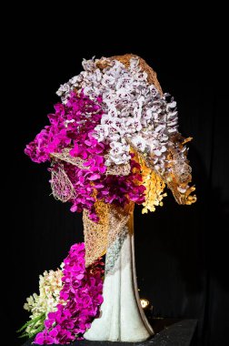 Uzun bir vazoda büyük bir buket beyaz ve pembe orkideler. Yüksek kalite fotoğraf