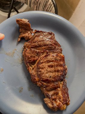 Gri bir tabakta kızarmış mermer biftek. Yüksek kalite fotoğraf