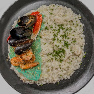 Karides, midye, ahtapot ve midyeli Akdeniz pilavı. Deniz mahsullü risotto. Yüksek kalite fotoğraf