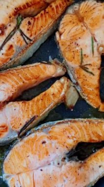 Somon bifteği kızartma tavasına konur ve kızartılır. Evdeki mutfakta diyet balık pişirme videosu. Yüksek kalite 4k görüntü