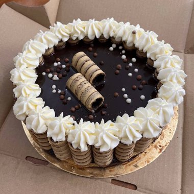 Tabak ve masada ev yapımı lezzetli çikolatalı pasta. Yüksek kalite fotoğraf