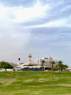 Ölü Deniz, İsrail, 10 Mayıs 2024 McDonald 's en düşük deniz seviyesi. Yüksek kalite fotoğraf