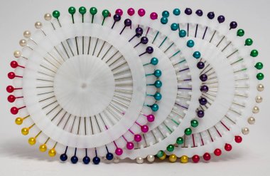 Beyaz arka planda izole edilmiş plastik tutacakta iğne dikmek. Yüksek kalite fotoğraf