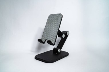 Cep telefonundan masaya geçin. Beyaz bir arka planda izole edilmiş. Yüksek kalite fotoğraf