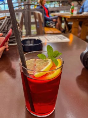 Limonlu, naneli, buzlu ve taze meyveli ahududu kokteyli. Yüksek kalite fotoğraf