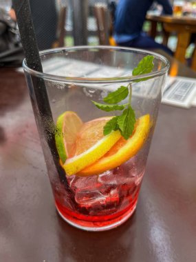 Limonlu, naneli, buzlu ve taze meyveli ahududu kokteyli. Yüksek kalite fotoğraf