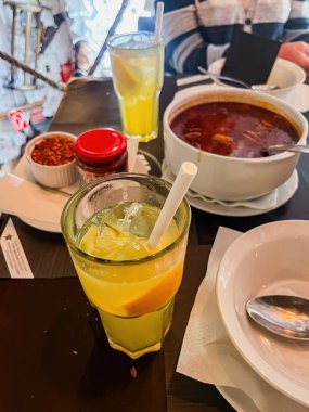 Masada kepçeyle servis edilen derin bir kasede geleneksel Macar sıcak gulaş çorbası. Yüksek kalite fotoğraf