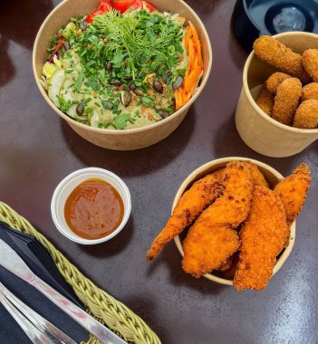 Mozzarella peyniri ve kızarmış tavuk göğsü bir restoranda yamaçta servis edilen vitamin salatasının yanında. Yüksek kalite fotoğraf