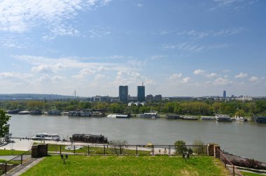 İlkbaharda Sırbistan 'ın Belgrad yakınlarındaki Tuna Nehri manzarası. Yüksek kalite fotoğraf
