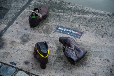 Budapeşte, Macaristan - 16 Eylül 2024: Tuna seti üzerinde ayakkabılar. Bronz ayakkabılar, Tuna Nehri kıyısında Budapeşte 'deki Yahudi soykırımı sırasında idam edilen Yahudiler için bir anıt. Anıt. Yüksek kalite fotoğraf