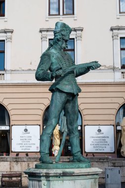 Budapeşte, Macaristan - 17 Eylül 2024: Budapeşte Şatosu İnşaat Alanında Eski Süvari Kılıcı Taşıyıcı Ortaçağ Anıtı. Yüksek kalite fotoğraf