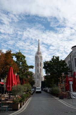 Budapeşte, Macaristan - 17 Eylül 2024: Buda Kalesi 'nin Hükmü Kilisesi veya Matthias Kilisesi. Kutsal Üçlü Meydanı 'ndaki Katolik kilisesi. Kilisenin ayrıntıları. Mimarlık. Yüksek kalite fotoğraf