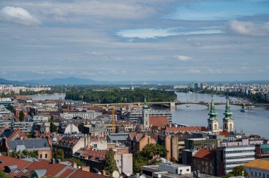 Budapeşte şehir merkezinde. Macar başkentinin insansız hava aracı videosu. Buda ve Tuna nehri gün doğumunda. Budapeşte şehrinin hava aracı görüntüsü. Budapeşte 'nin insansız hava aracı görüntüsü. Yüksek kalite fotoğraf