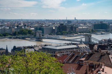 Budapeşte şehir merkezinde. Macar başkentinin insansız hava aracı videosu. Buda ve Tuna nehri gün doğumunda. Budapeşte şehrinin hava aracı görüntüsü. Budapeşte 'nin insansız hava aracı görüntüsü. Yüksek kalite fotoğraf