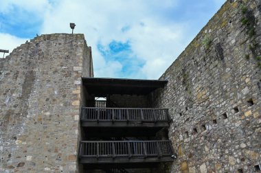 Smederevo Kalesi, Tuna Nehri kıyısında yer alan önemli bir tarihi anıttır. 15. yüzyılın başında inşa edilmiş ve Sırp Despotizminin başkenti olarak hizmet vermiştir.