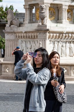 BUDAPEST, HUNGARY - 17 Eylül 2024: Turistler fotoğraf çekip Balıkçı Kalesi 'nin manzarasının tadını çıkarıyorlar. Yüksek kalite fotoğraf