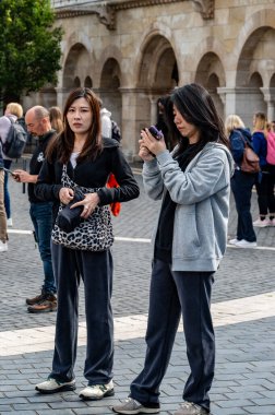 BUDAPEST, HUNGARY - 17 Eylül 2024: Turistler fotoğraf çekip Balıkçı Kalesi 'nin manzarasının tadını çıkarıyorlar. Yüksek kalite fotoğraf