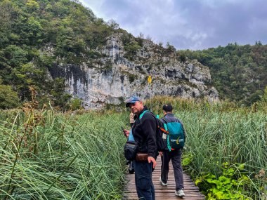 Plitvice, Hırvatistan - 19 Eylül 2024: Plitvice göllerinde turistler. Yüksek kalite fotoğraf