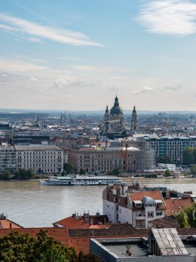 Budapeşte şehir merkezinde. Macar başkentinin insansız hava aracı fotoğrafı. Buda ve Tuna nehri gün doğumunda. Budapeşte şehrinin hava aracı görüntüsü. Budapeşte 'nin insansız hava aracı görüntüsü. Yüksek kalite fotoğraf