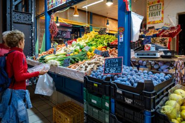 Budapeşte, Macaristan - 24 Ekim 2024: Merkezi Pazar Salonu. Yüksek kalite fotoğraf