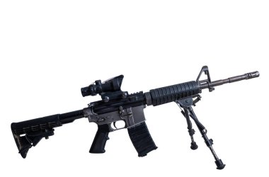 Bipod ve dürbünle donatılmış C8 Diemaco karabinası. Ateşli silahta bir taktik demiryolu sistemi, ayarlanabilir stok ve hassas atış için elverişli bir optik görüş var. Askeri, taktiksel ve silahlarla ilgili içerik için ideal. 