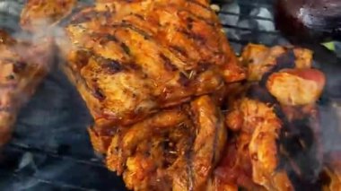 Izgarada ızgara domuz pirzolası. Yüksek kalite 4k görüntü