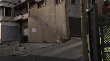 16 Aralık 2022. Miilya köyü, İsrail. Hristiyan Araplar. Köyün caddelerinin ve evlerinin genel görünümü. 4K video Akşam çekimi