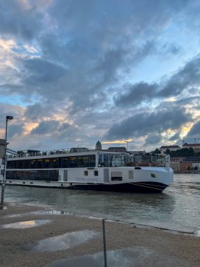 Budapeşte 'nin tarihi merkezinde Tuna Nehri' nde gezi teknesi. Yüksek kalite fotoğraf