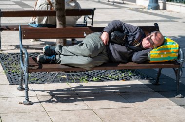 Budapeşte, Macaristan - 17 Eylül 2024: Budapeşte, Macaristan 'da Szell Kalman meydanında uyuyan zavallı evsiz adam dramatik bir tonda. Yüksek kalite fotoğraf