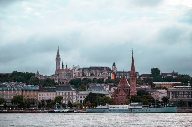 Budapeşte, Macaristan - 16 Eylül 2024: Budapeşte 'nin merkezindeki Tuna setlerinin güzel manzaraları. Yüksek kalite fotoğraf