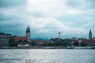 Budapeşte, Macaristan - 16 Eylül 2024: Budapeşte 'nin merkezindeki Tuna setlerinin güzel manzaraları. Yüksek kalite fotoğraf