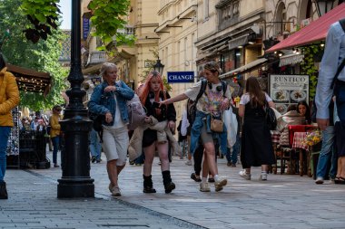 Budapeşte, Macaristan - 17 Eylül 2024: Vaci alışveriş caddesi Budapeşte 'nin merkezinde. Yüksek kalite fotoğraf