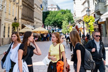 Budapeşte, Macaristan - 17 Eylül 2024: Vaci alışveriş caddesi Budapeşte 'nin merkezinde. Yüksek kalite fotoğraf