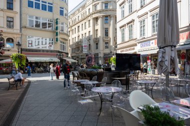 Budapeşte, Macaristan - 17 Eylül 2024: Vaci alışveriş caddesi Budapeşte 'nin merkezinde. Yüksek kalite fotoğraf