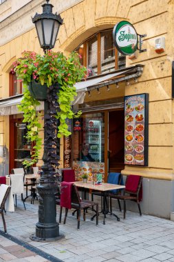 Budapeşte, Macaristan - 17 Eylül 2024: Vaci alışveriş caddesi Budapeşte 'nin merkezinde. Yüksek kalite fotoğraf