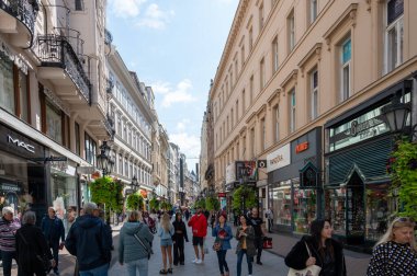 Budapeşte, Macaristan - 17 Eylül 2024: Vaci alışveriş caddesi Budapeşte 'nin merkezinde. Yüksek kalite fotoğraf