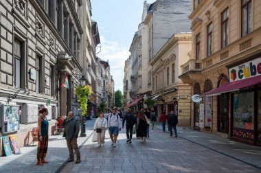 Budapeşte, Macaristan - 17 Eylül 2024: Vaci alışveriş caddesi Budapeşte 'nin merkezinde. Yüksek kalite fotoğraf