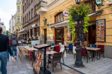 Budapeşte, Macaristan - 17 Eylül 2024: Vaci alışveriş caddesi Budapeşte 'nin merkezinde. Yüksek kalite fotoğraf