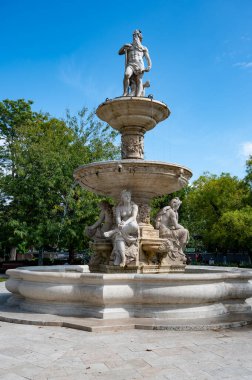 Budapeşte, Macaristan - 17 Ekim 2024: Tuna Çeşmesi ve Ferris Neil yazın Erzsebet Meydanı 'nda. Yüksek kalite fotoğraf